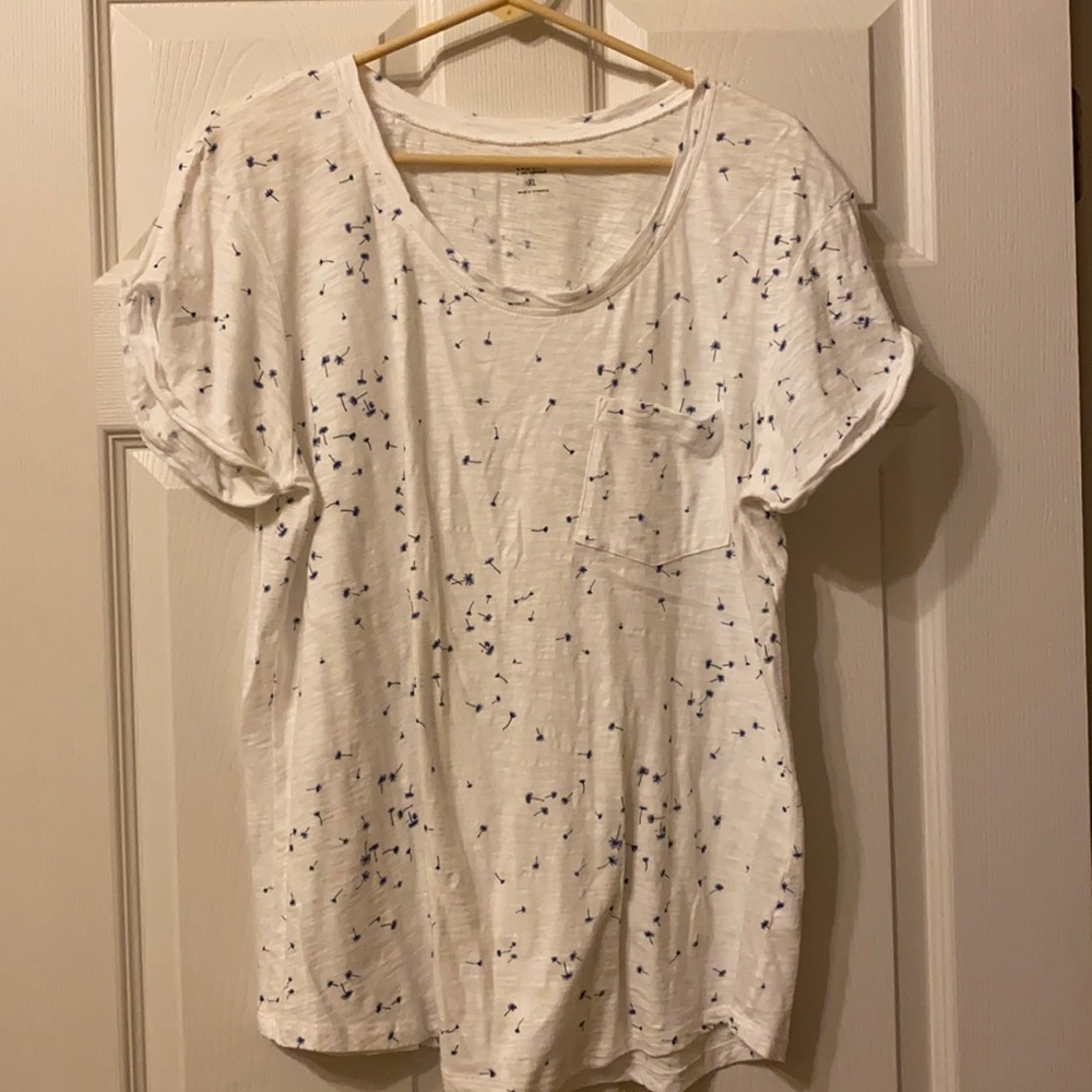 Ana, white with blue flowers, rolled sleeve, pocket t-shirt